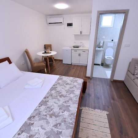 Airport Apartments Tri Hrasta พอดโกริกา ภายนอก รูปภาพ