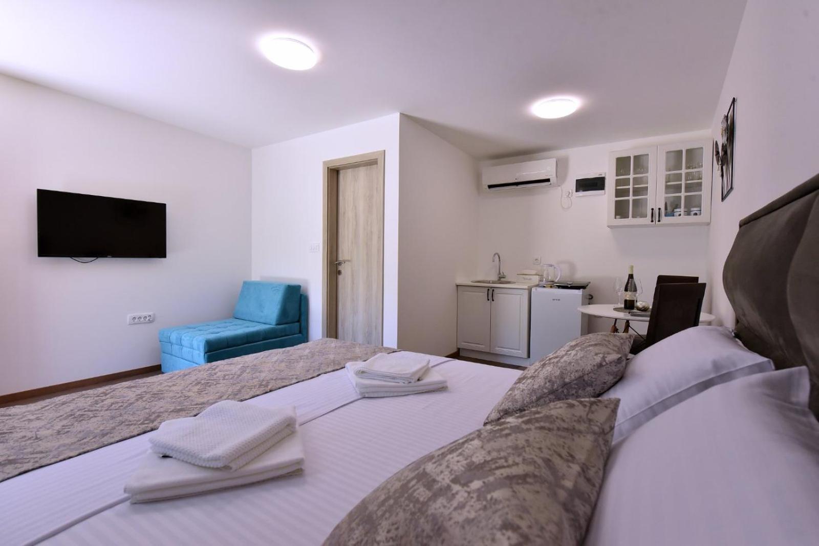 Airport Apartments Tri Hrasta พอดโกริกา ภายนอก รูปภาพ