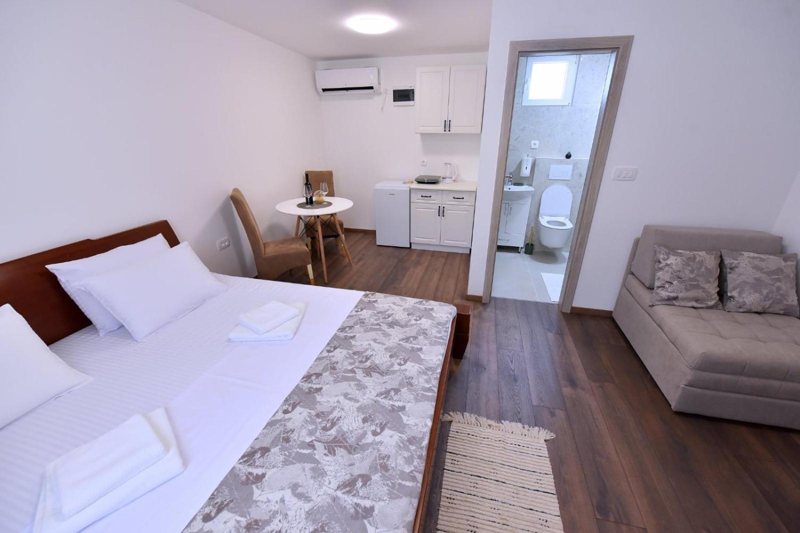 Airport Apartments Tri Hrasta พอดโกริกา ภายนอก รูปภาพ