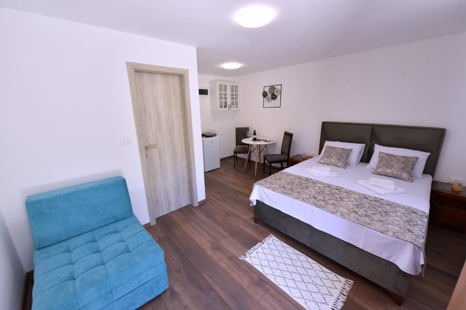 Airport Apartments Tri Hrasta พอดโกริกา ภายนอก รูปภาพ