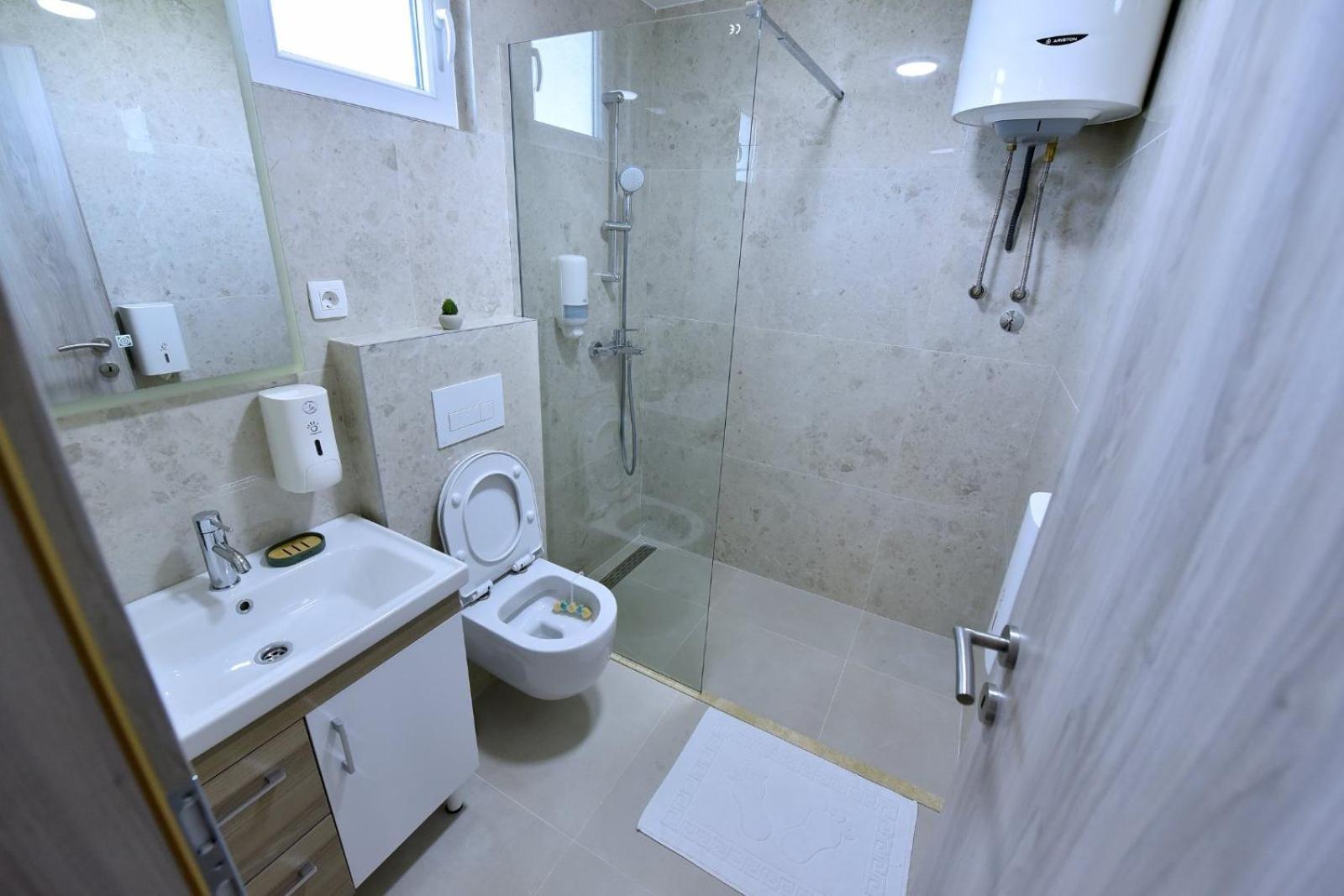 Airport Apartments Tri Hrasta พอดโกริกา ภายนอก รูปภาพ