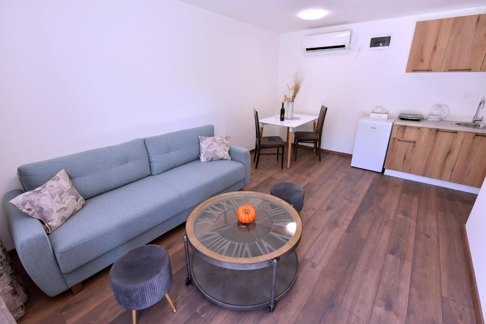 Airport Apartments Tri Hrasta พอดโกริกา ภายนอก รูปภาพ
