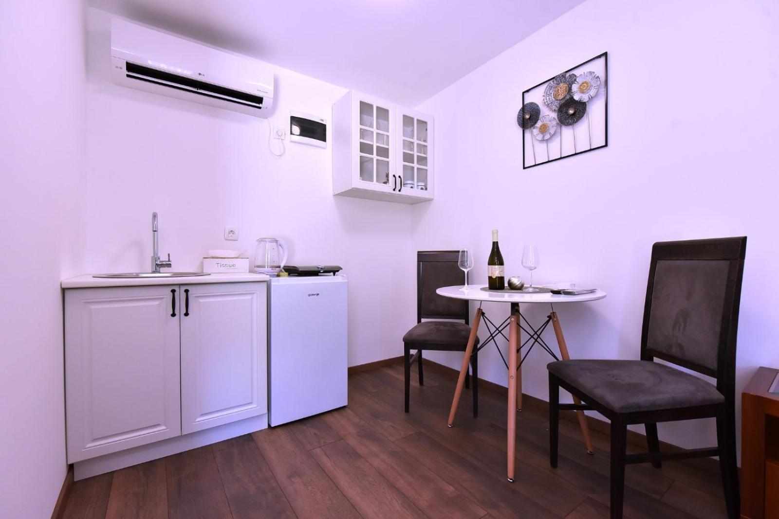 Airport Apartments Tri Hrasta พอดโกริกา ภายนอก รูปภาพ