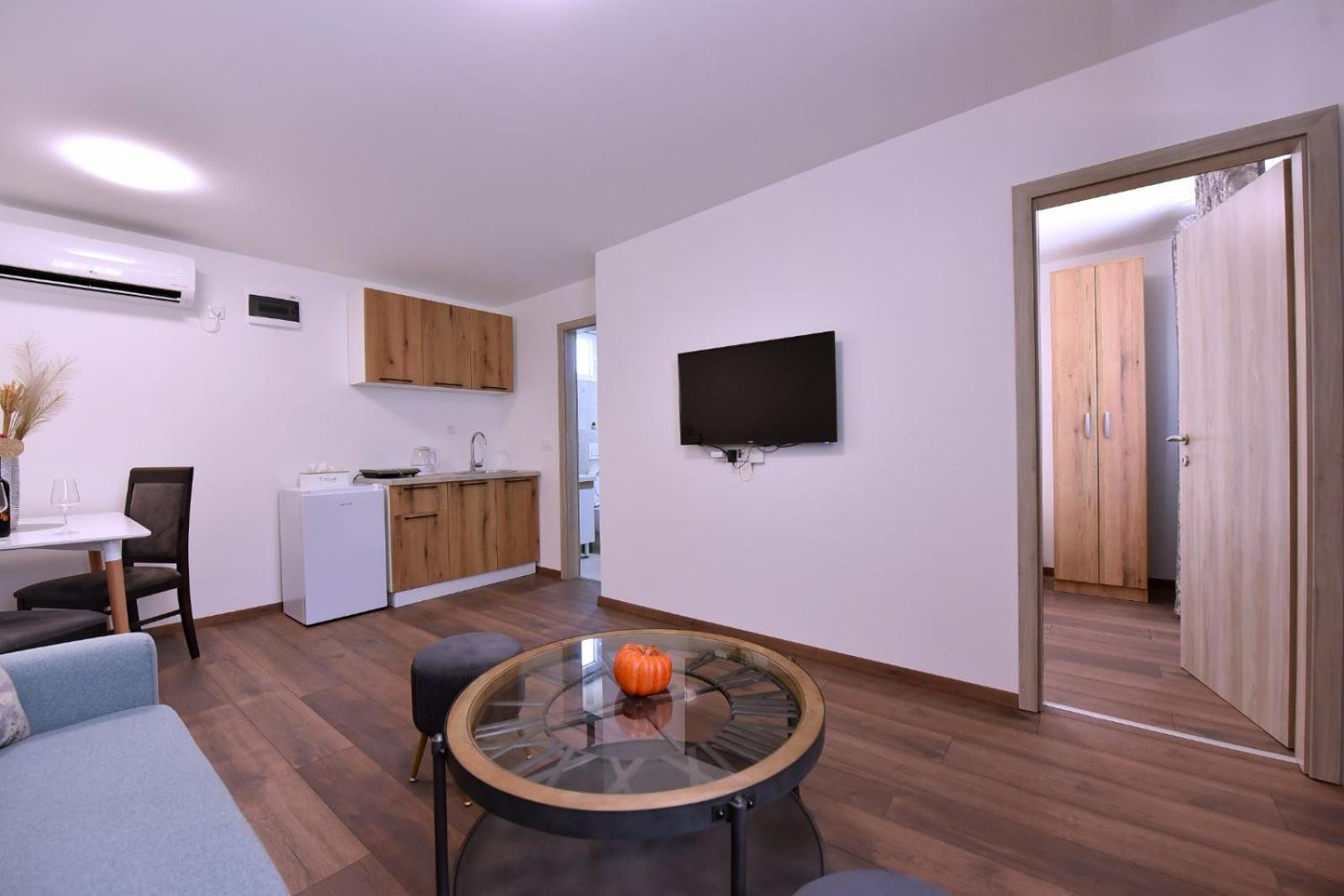 Airport Apartments Tri Hrasta พอดโกริกา ภายนอก รูปภาพ