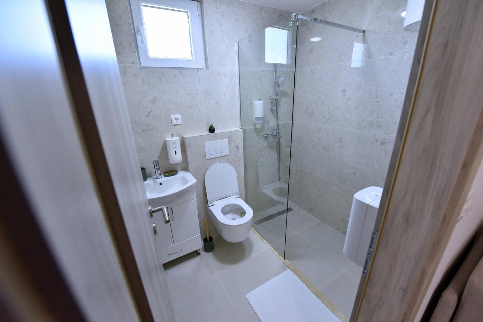 Airport Apartments Tri Hrasta พอดโกริกา ภายนอก รูปภาพ