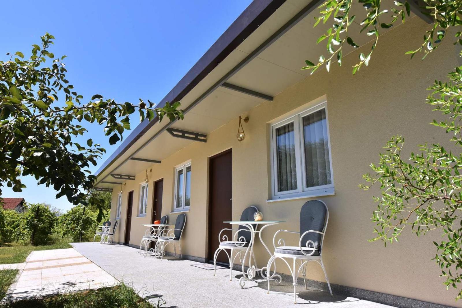 Airport Apartments Tri Hrasta พอดโกริกา ภายนอก รูปภาพ